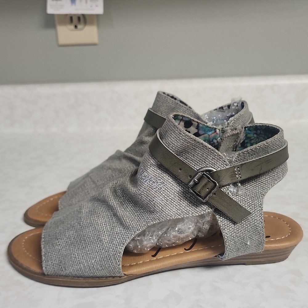Blowfish Gray Open-Toe Sandals with Buckle womens 8 great condition number 4017